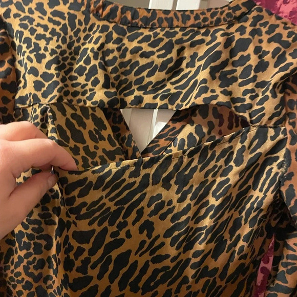 GUESS ANIMAL PRINT OPEN BACK BUTTON DOWN SHIRT - Picture 4 of 5